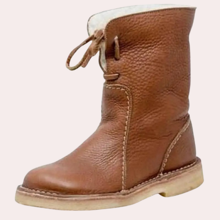 Bruine leren laars met veters, warme voering en stevige zool. Perfect voor wintermode en outdooractiviteiten. Comfortabele en duurzame schoenen.