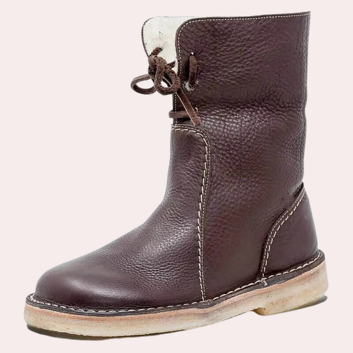 Bruine leren laars met veters, robuust ontwerp, crèmekleurige zool, geschikt voor herenmode, casual en outdoor gebruik.