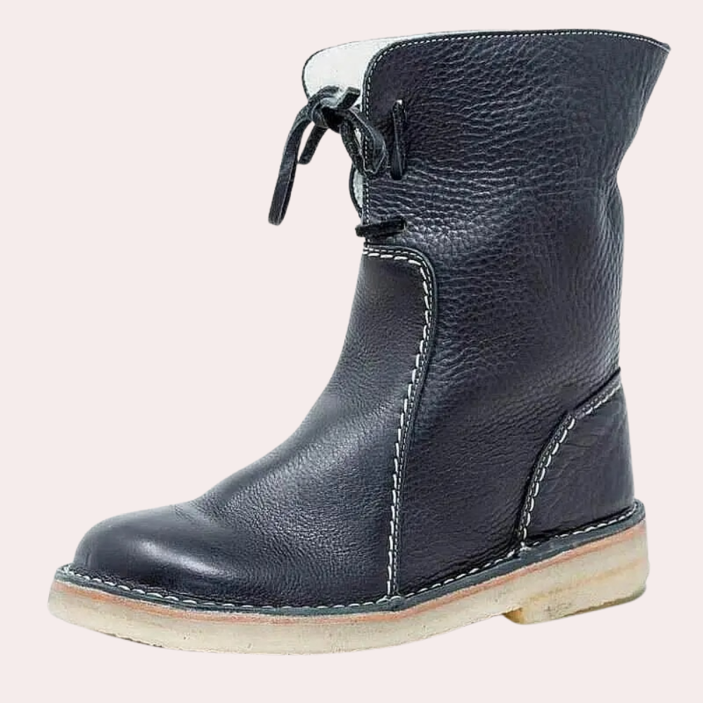 Zwarte leren laars met veters, witte stiksels en crèmekleurige zool. Stijlvolle en duurzame herenschoen, perfect voor casual en formele gelegenheden.