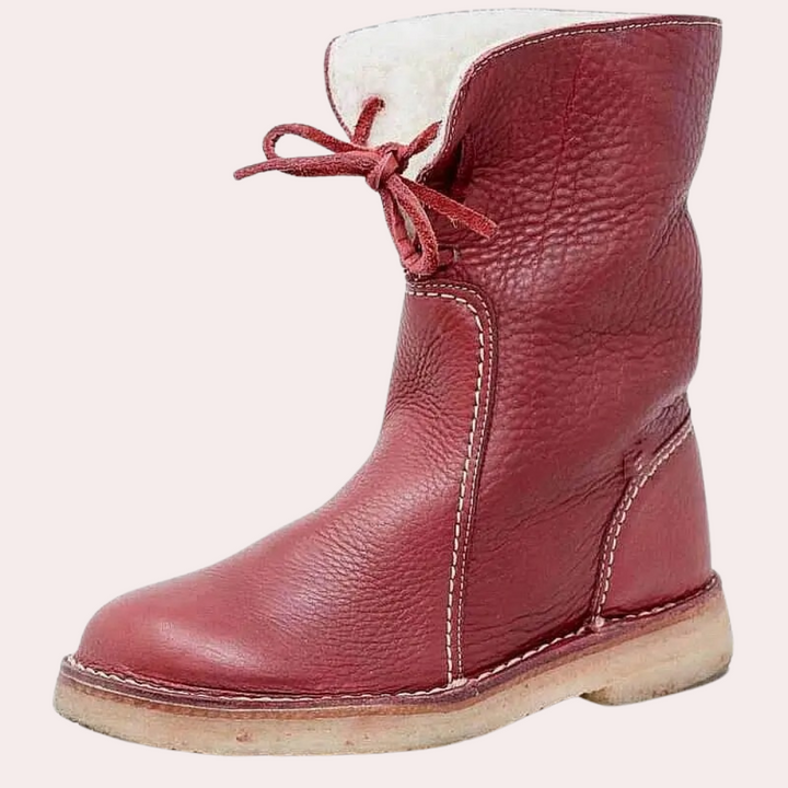 Rode leren kinderlaars met veters, warme voering en stevige zool. Perfect voor winterse avonturen. Comfortabele en duurzame kinderschoenen.