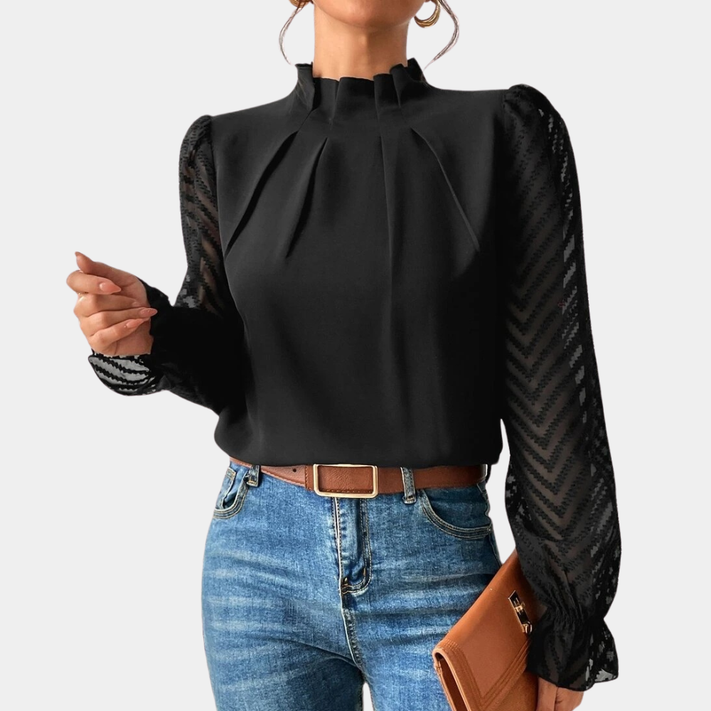 Vrouw in zwarte blouse met geplooide kraag en doorschijnende mouwen, gecombineerd met blauwe jeans en bruine clutch. Elegante damesmode.