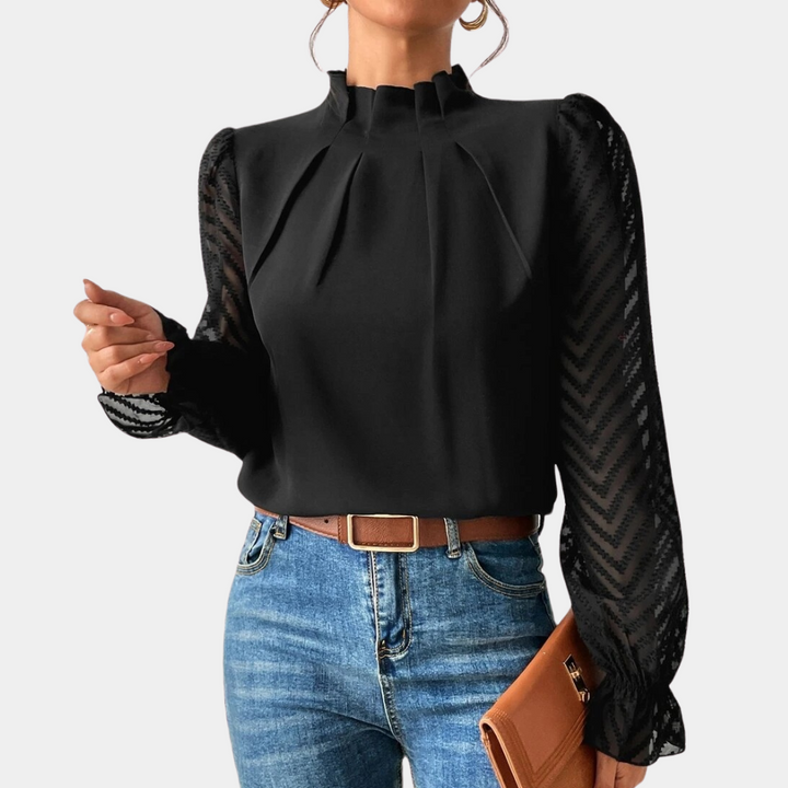Vrouw in zwarte blouse met geplooide kraag en doorschijnende mouwen, gecombineerd met blauwe jeans en bruine clutch. Elegante damesmode.