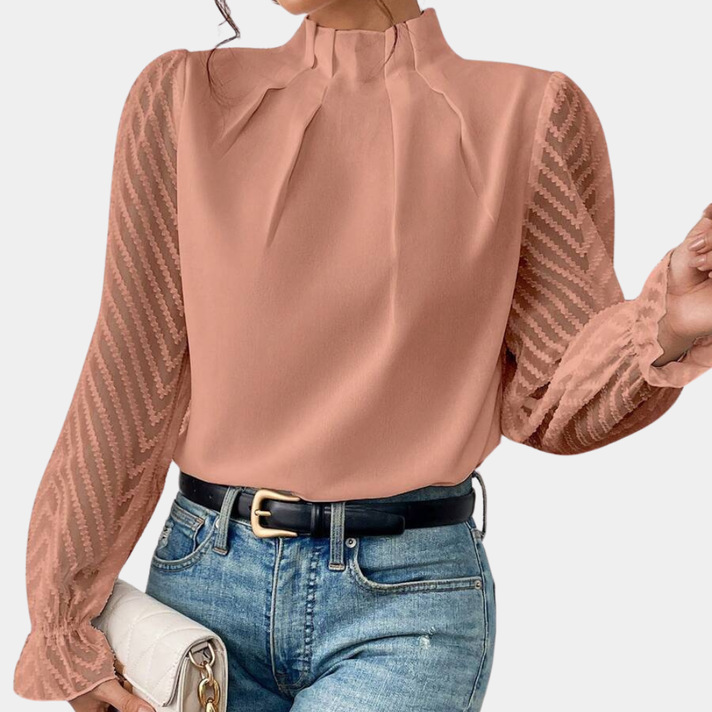 Vrouw in roze blouse met transparante mouwen, blauwe jeans en witte handtas. Modieuze dameskleding, casual chic outfit, trendy stijl.