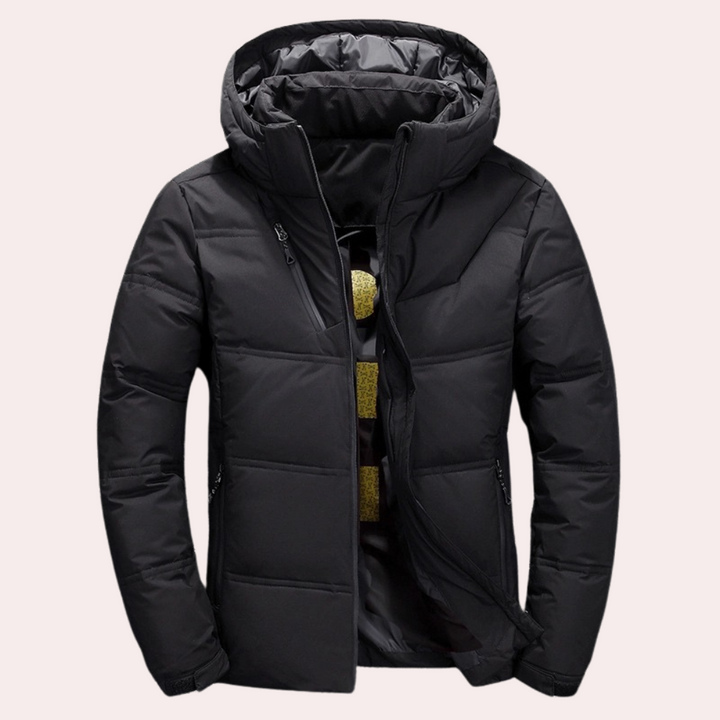Zwarte gewatteerde winterjas met capuchon, ritssluiting en zakken. Stijlvolle herenjas voor koude seizoenen. Perfect voor casual en outdoor gebruik.