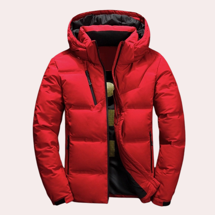 Rode gewatteerde winterjas met capuchon, ritssluiting en zakken. Stijlvolle herenjas voor koude seizoenen. Perfect voor outdoor activiteiten.