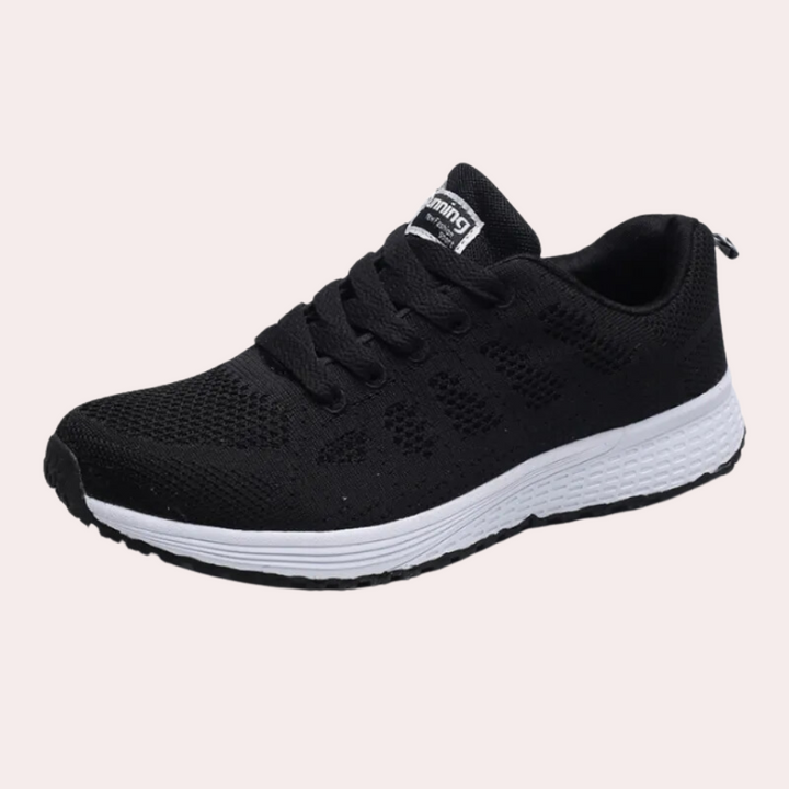 Zwarte sportschoen met ademend mesh bovenwerk, witte zool en vetersluiting. Perfect voor hardlopen en fitness. Comfortabele en duurzame sneaker.