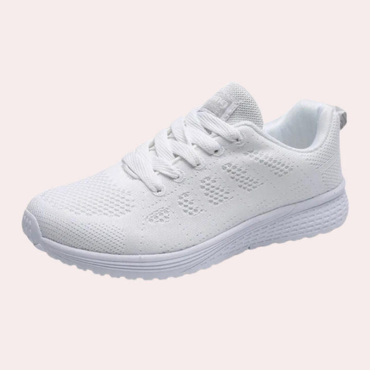 Witte sportschoen met ademend mesh bovenwerk, comfortabele zool en vetersluiting. Perfect voor hardlopen en dagelijks gebruik. Unisex sneaker.