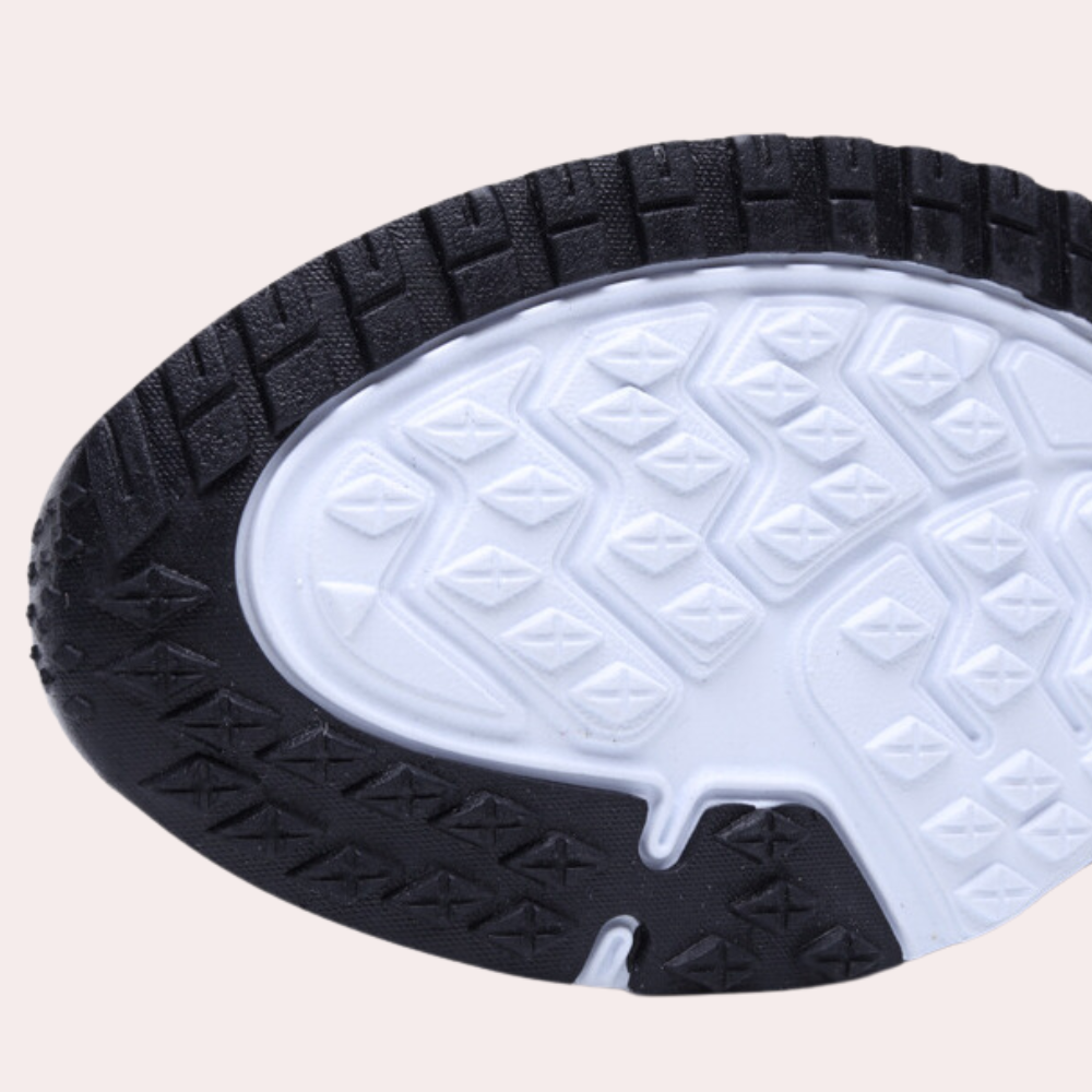 Zool van sportschoen met zwart-wit profiel, antislip ontwerp en duurzaam rubber. Ideaal voor hardlopen en fitness. Hoogwaardige grip en stabiliteit.