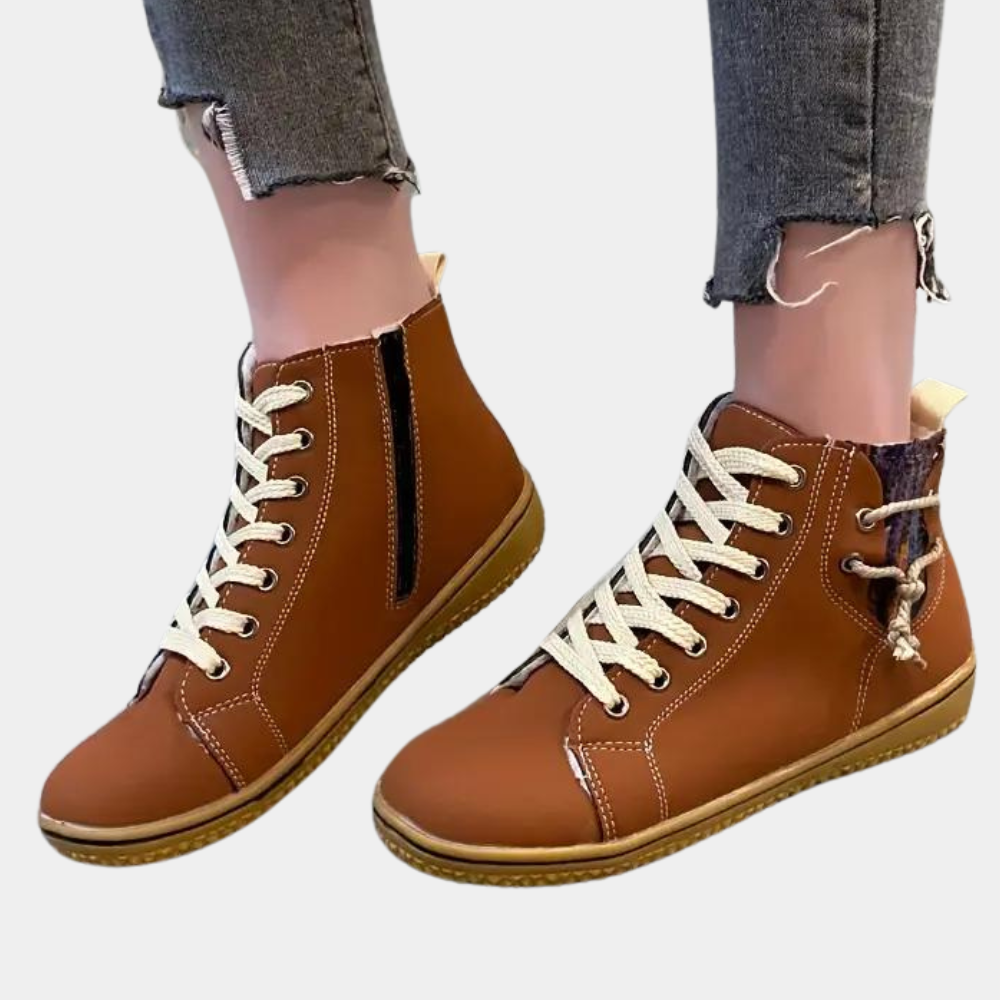 Bruine hoge sneakers met witte veters, casual damesmode, comfortabele schoenen, trendy design, perfect voor dagelijks gebruik.