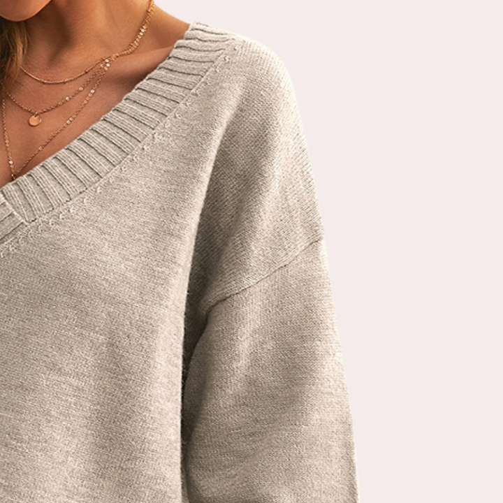 Grijze damestrui met V-hals, gebreid patroon en lange mouwen, ideaal voor herfstmode. Comfortabele en stijlvolle kleding voor dagelijks gebruik.
