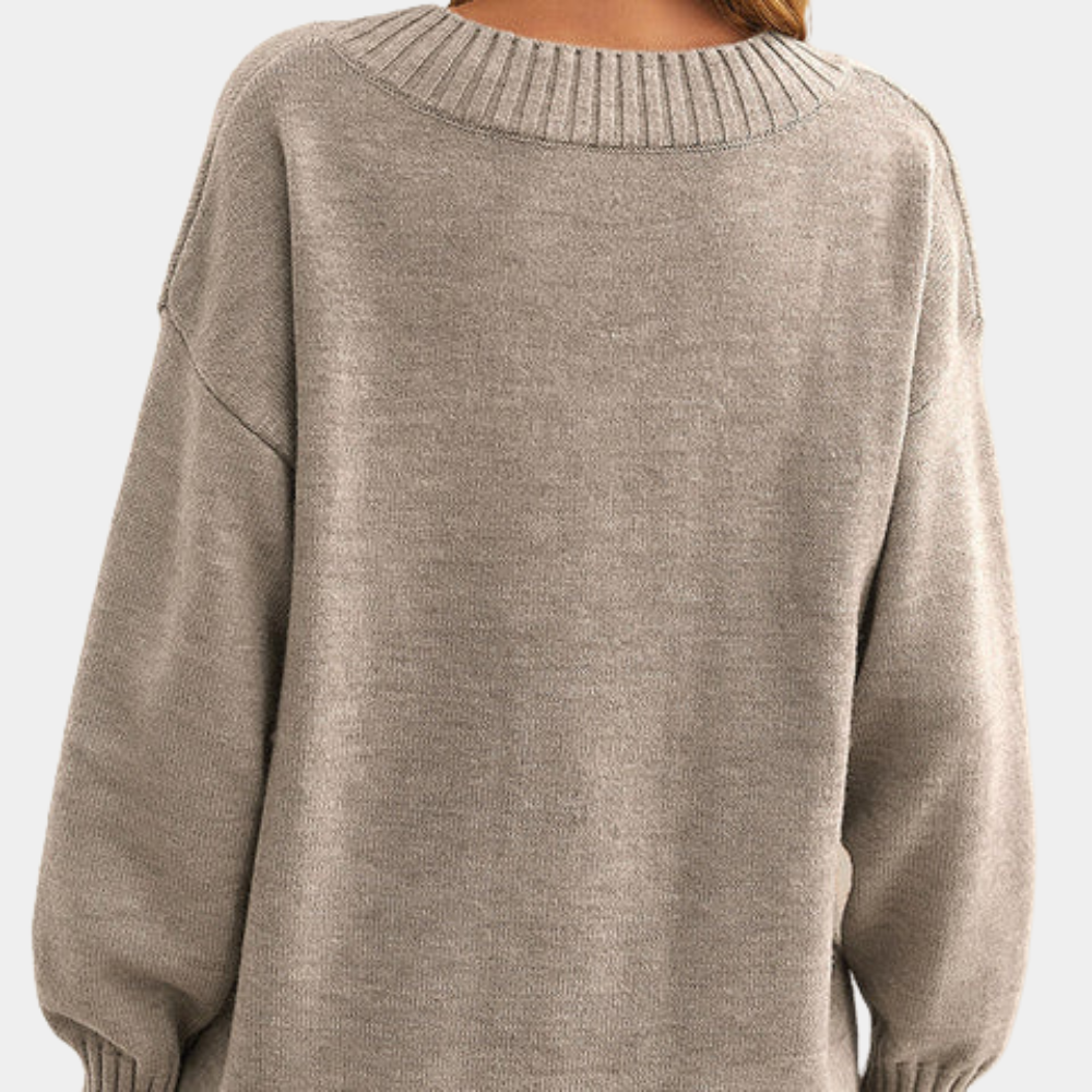 Grijze oversized trui met ronde hals en lange mouwen, gebreid van zacht materiaal. Perfect voor casual herfst- en winteroutfits.