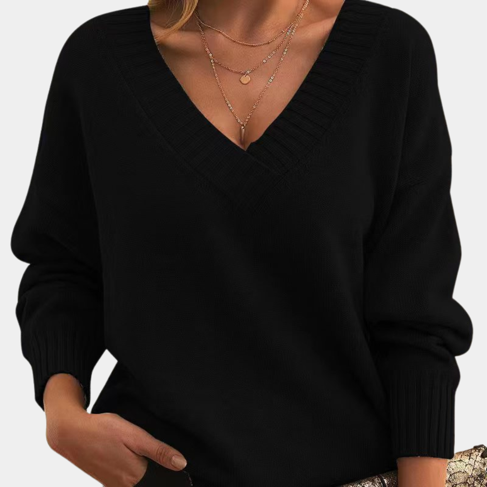 Zwarte V-hals trui voor dames, gecombineerd met gouden kettingen. Stijlvolle en elegante outfit voor herfst- en wintermode.