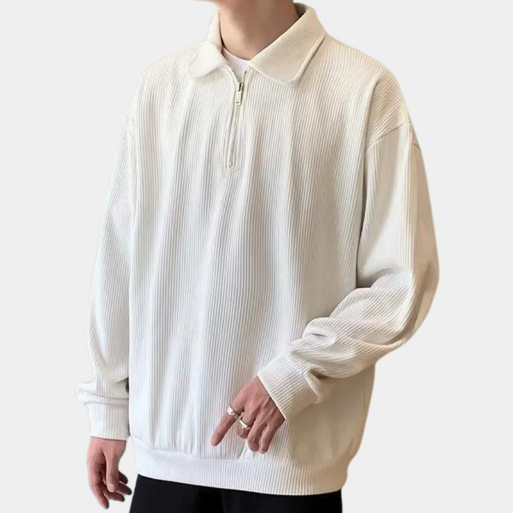 Witte ribgebreide trui met halve rits en kraag, gedragen door een persoon. Modieuze herenkleding, casual stijl, comfortabele pasvorm.