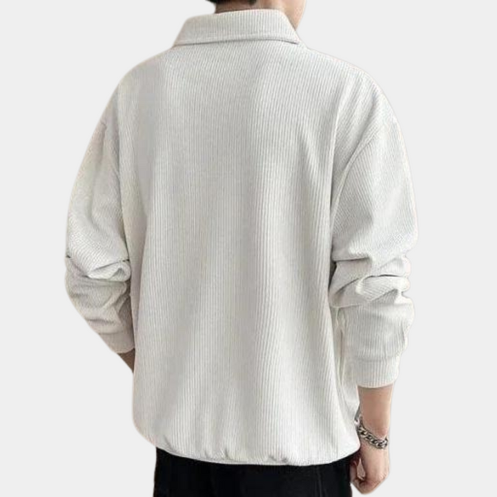 Witte ribgebreide trui met lange mouwen en kraag, gedragen door een persoon. Stijlvolle herenkleding, casual en comfortabel ontwerp.