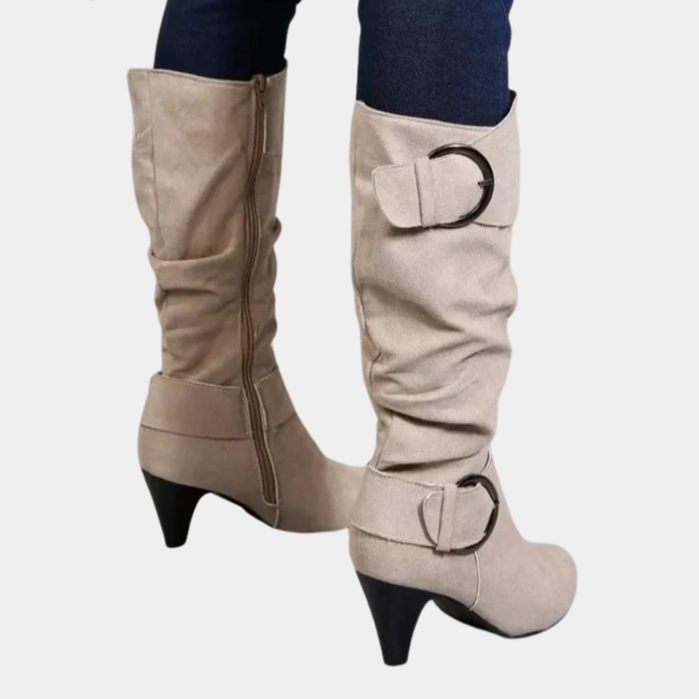 Beige suède laarzen met hoge hak, ritssluiting en decoratieve gespen. Stijlvolle dameslaarzen voor herfstmode. Perfect voor casual en chique outfits.
