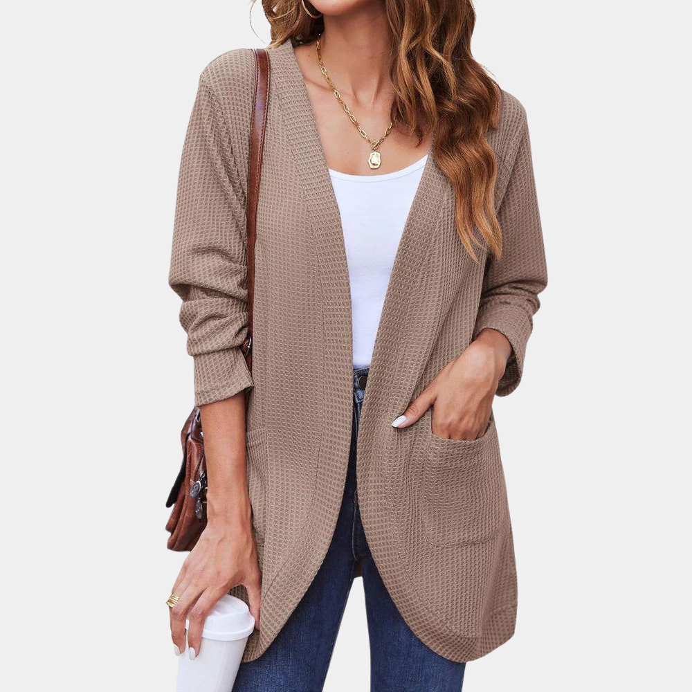 Vrouw draagt khaki cardigan met textuur, witte top en jeans. Casual damesmode, herfstkleding, comfortabele stijl, trendy outfit, modeaccessoires.