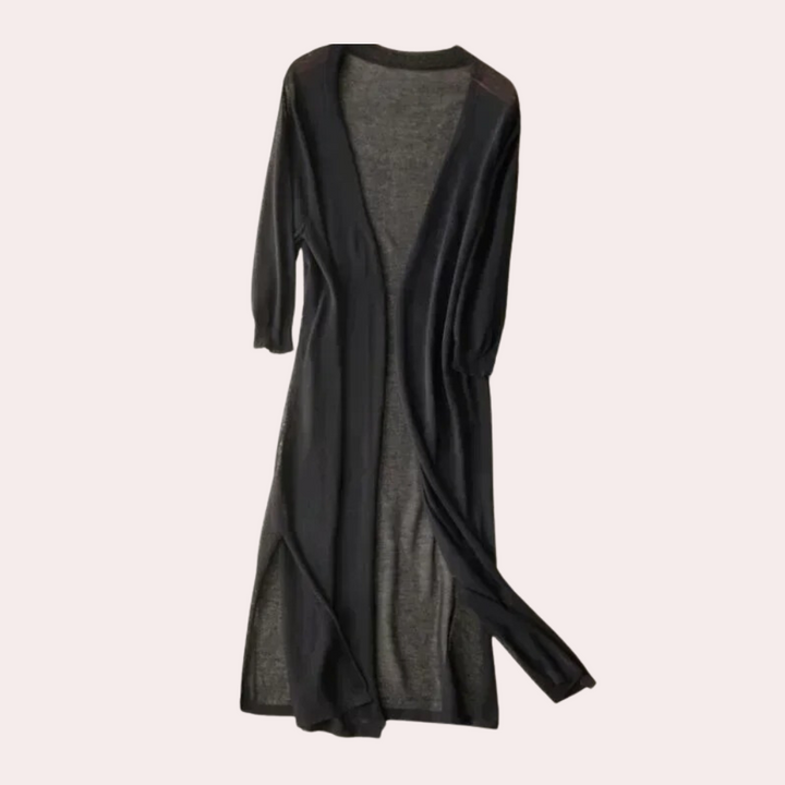 Zwarte lange cardigan met open voorkant, driekwart mouwen en splitten aan de zijkanten. Perfect voor damesmode en herfstoutfits.