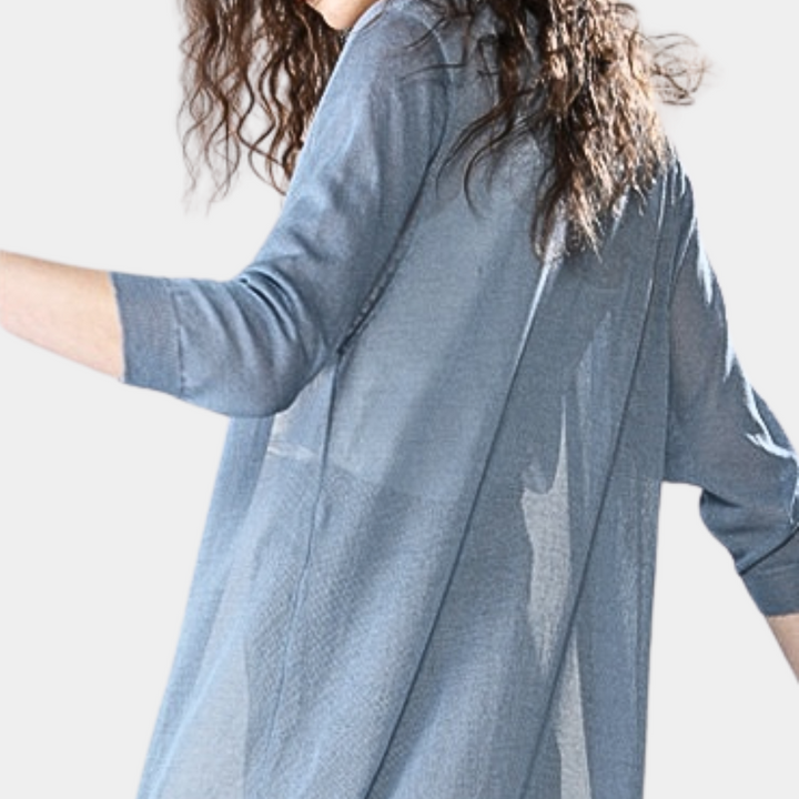 Blauwe damesblouse met lange mouwen, luchtige stof, casual stijl. Perfect voor lente- en zomermode. Comfortabele en stijlvolle dameskleding.
