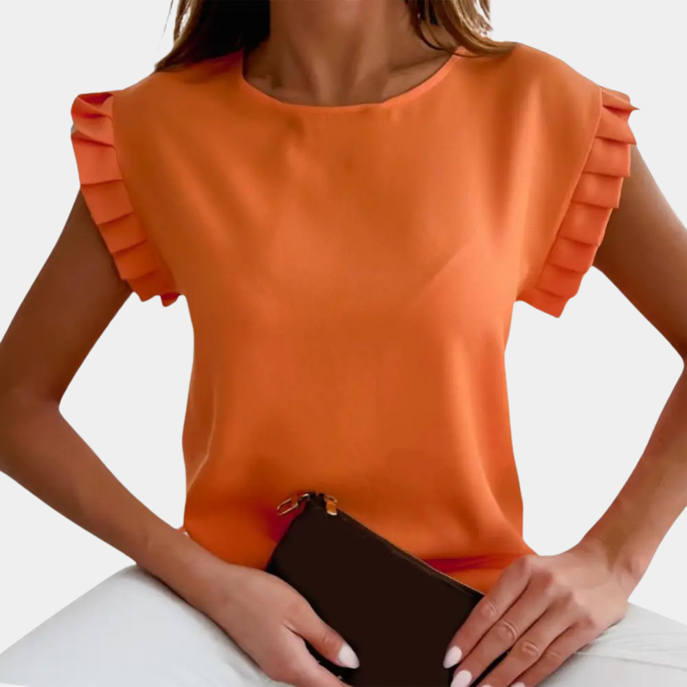 Oranje damesblouse met ruches mouwtjes, gedragen door model, gecombineerd met een bruine clutch. Trendy zomermode, elegante casual stijl.