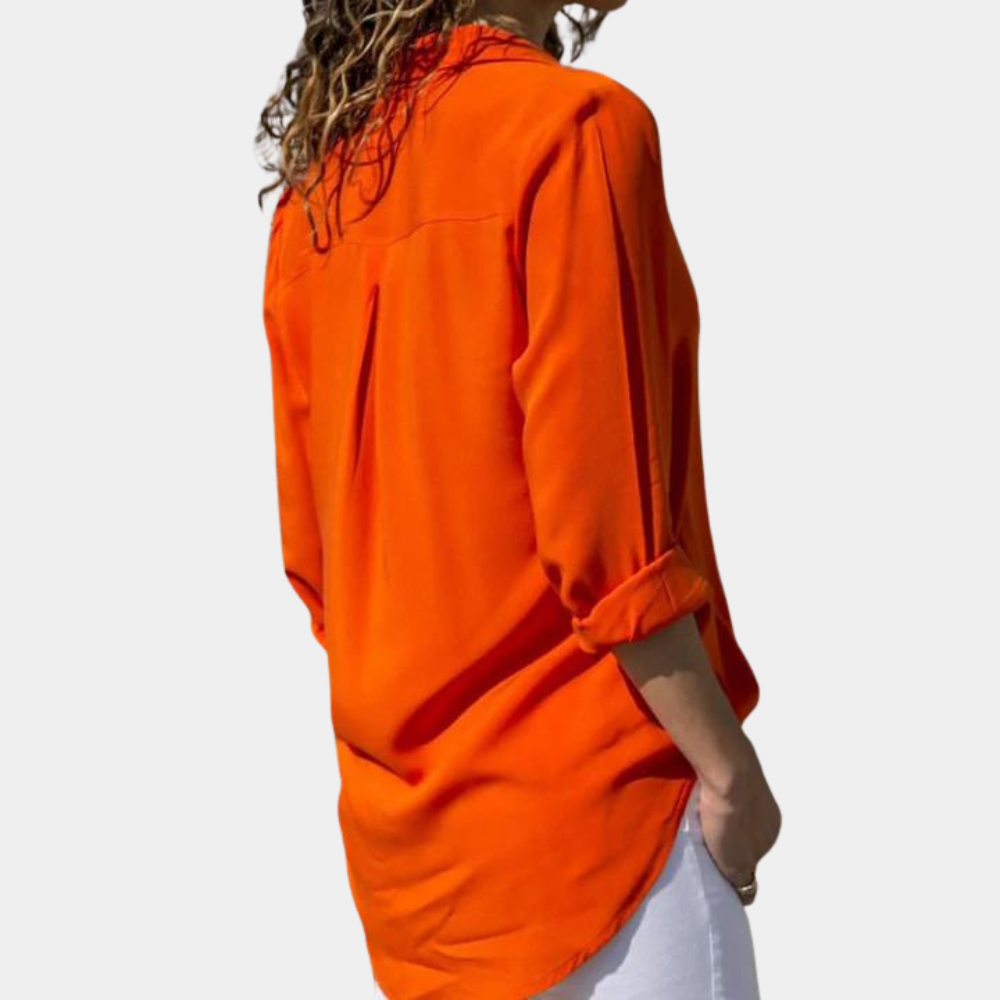 Oranje damesblouse met lange mouwen, casual stijl, gedragen door model. Ideaal voor lente- en zomermode. Comfortabele pasvorm, trendy design.