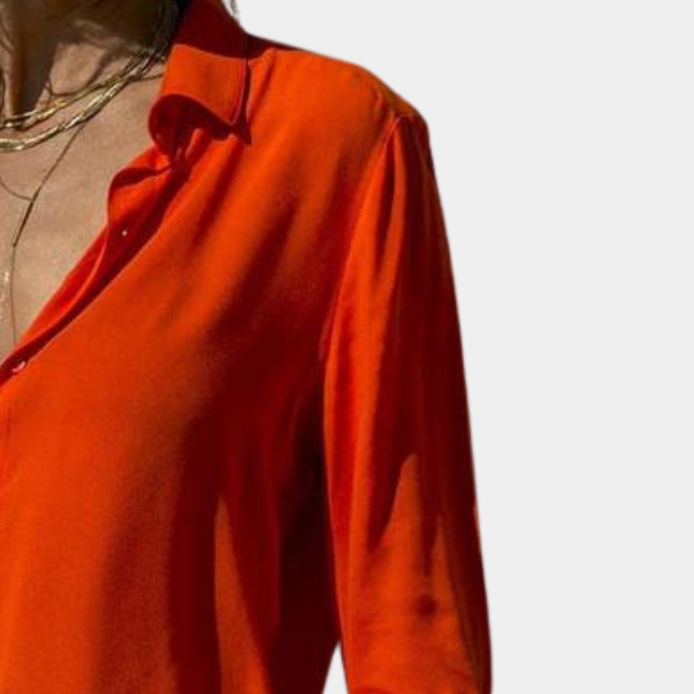Oranje damesblouse met kraag en knopen, gemaakt van lichte stof. Perfect voor casual en zakelijke outfits. Trendy mode voor dames.