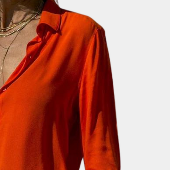 Oranje damesblouse met kraag en knopen, gemaakt van lichte stof. Perfect voor casual en zakelijke outfits. Trendy mode voor dames.