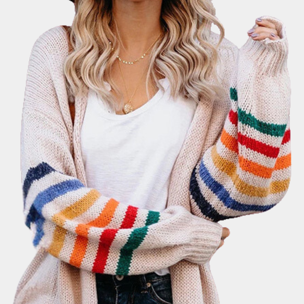 Vrouw in casual outfit met gebreide trui met kleurrijke strepen, witte T-shirt en jeans. Modieuze dameskleding, herfststijl, comfortabele look.