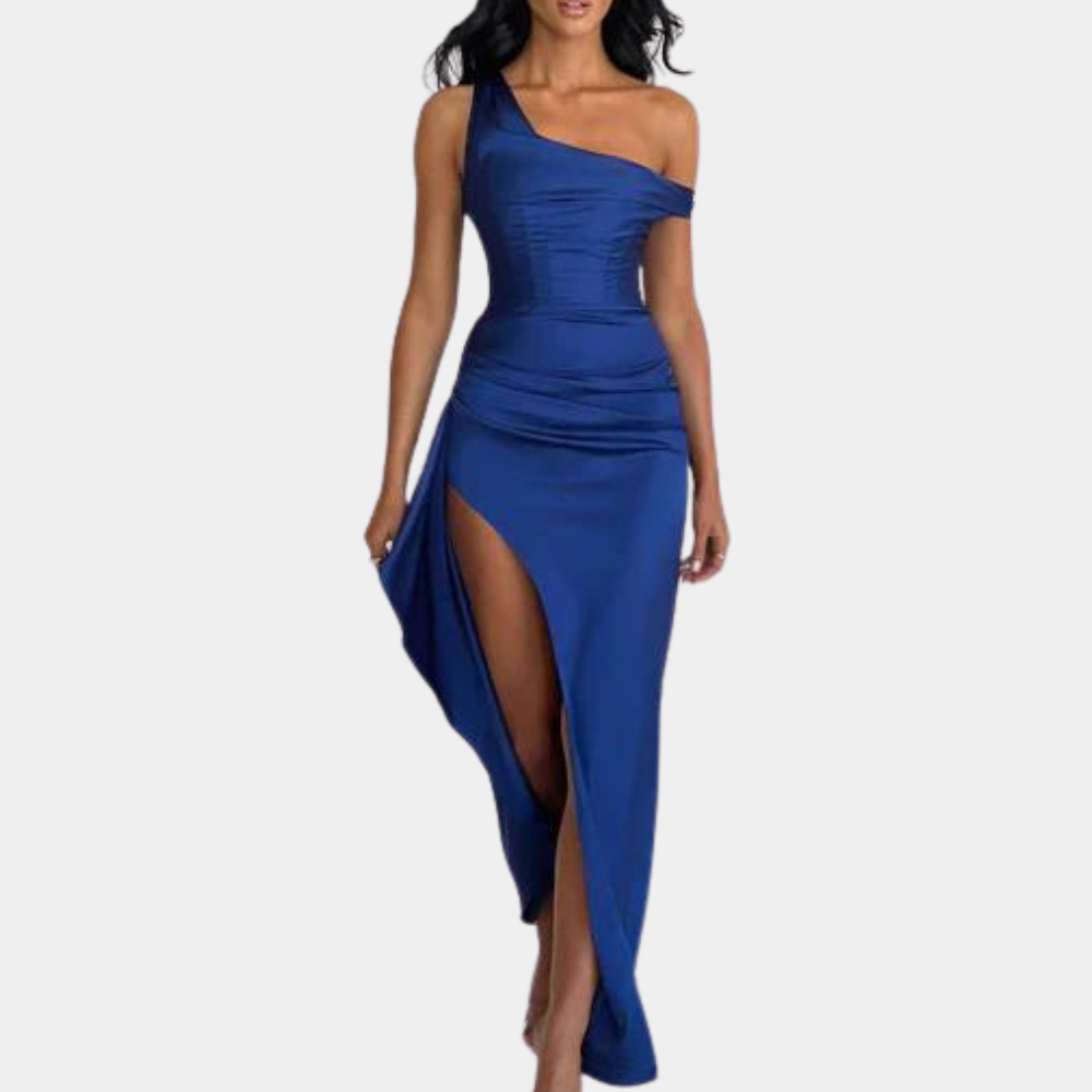 Vrouw in elegante blauwe asymmetrische avondjurk met hoge split, perfecte keuze voor galafeest of cocktailparty, modieuze dameskleding.