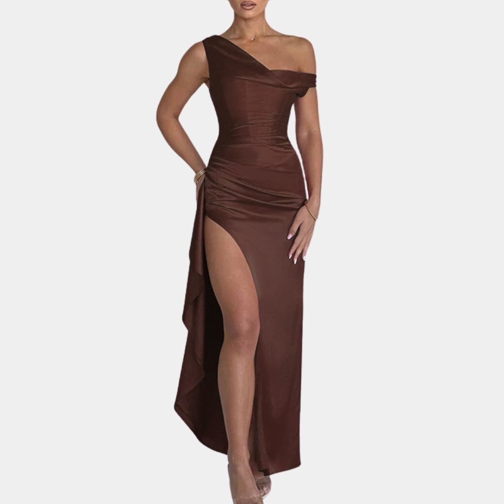 Bruine asymmetrische avondjurk met één schouder en hoge split, elegante damesmode, perfect voor galafeesten en speciale gelegenheden.
