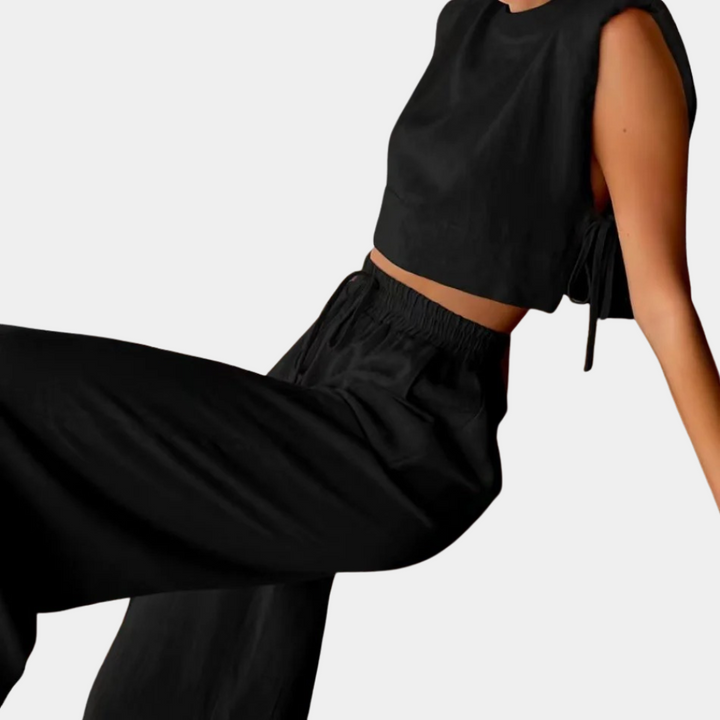 Zwarte dames crop top en broek set, mouwloos ontwerp, casual en stijlvol, perfect voor zomeroutfits en modetrends.