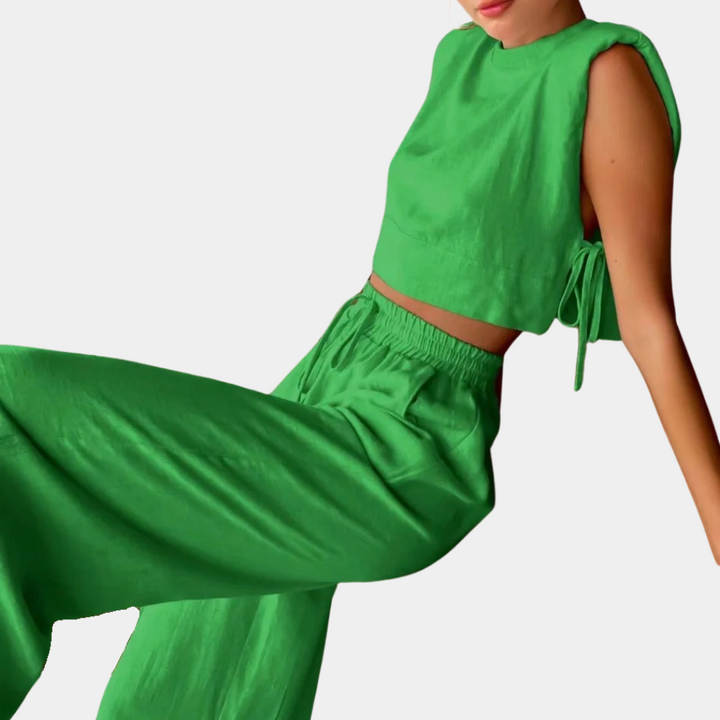Groene dames tweedelige set met mouwloos crop top en wijde broek, modieuze zomerkleding, comfortabele pasvorm, trendy outfit voor casual gelegenheden.