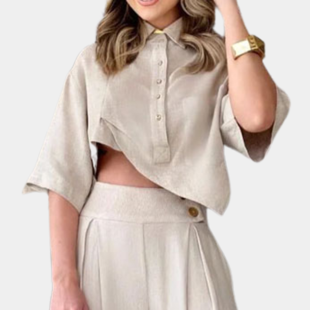 Beige asymmetrische blouse met korte mouwen en knoopsluiting, gedragen door model. Trendy damesmode, stijlvolle casual outfit.