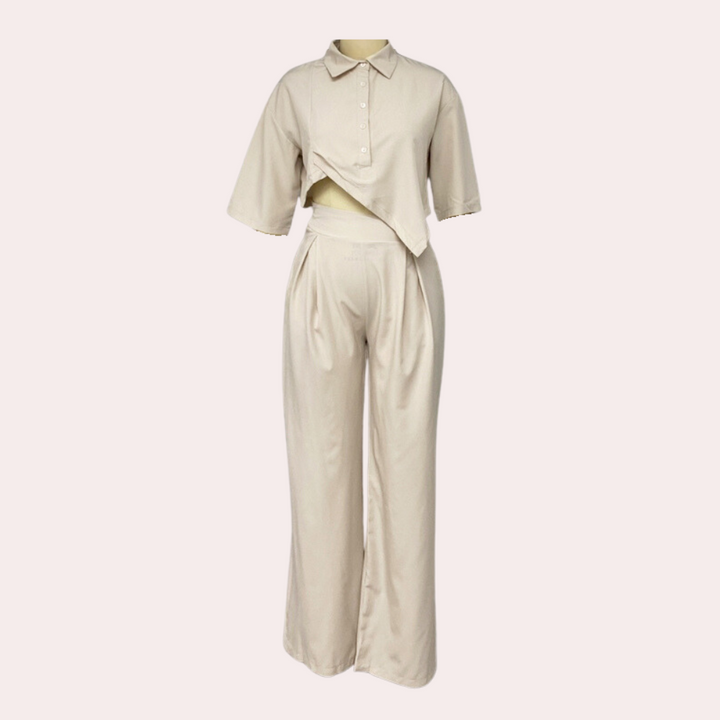 Beige dames tweedelig set met korte mouwen en wijde broek, ideaal voor casual en stijlvolle outfits. Comfortabele en modieuze kleding.