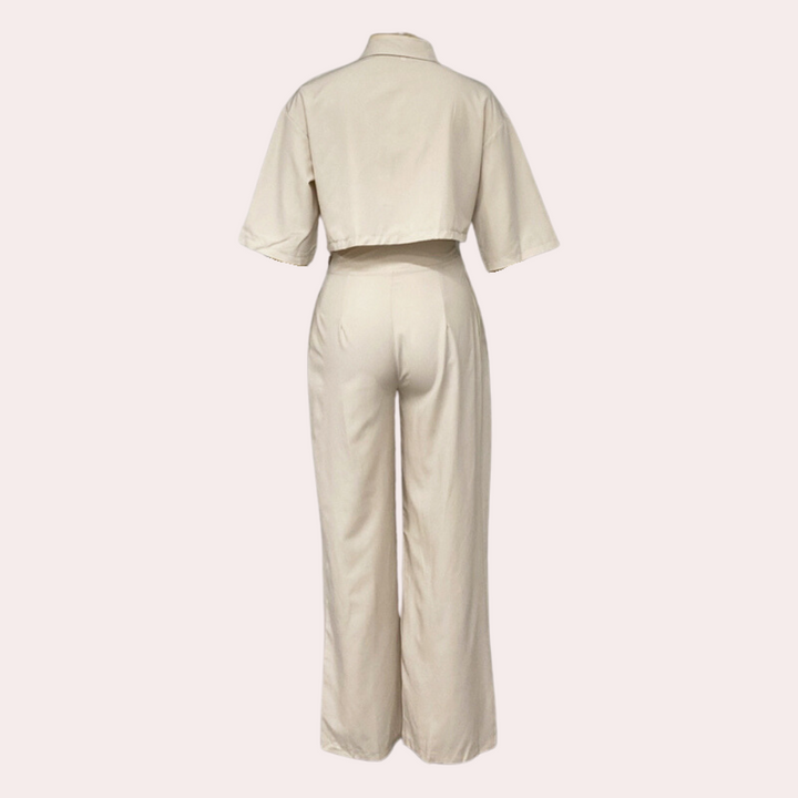 Beige dames jumpsuit met korte mouwen en hoge taille, rugaanzicht. Stijlvolle en elegante outfit voor casual en formele gelegenheden.