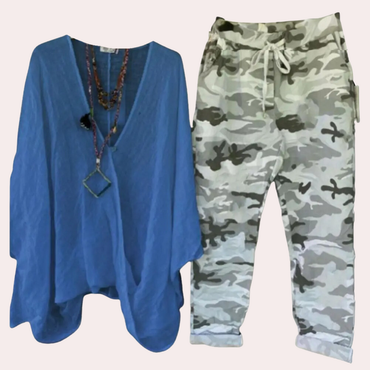 Blauwe oversized tuniek met V-hals en camouflagebroek voor dames, casual mode, comfortabele kleding, trendy outfit, bohemian stijl.