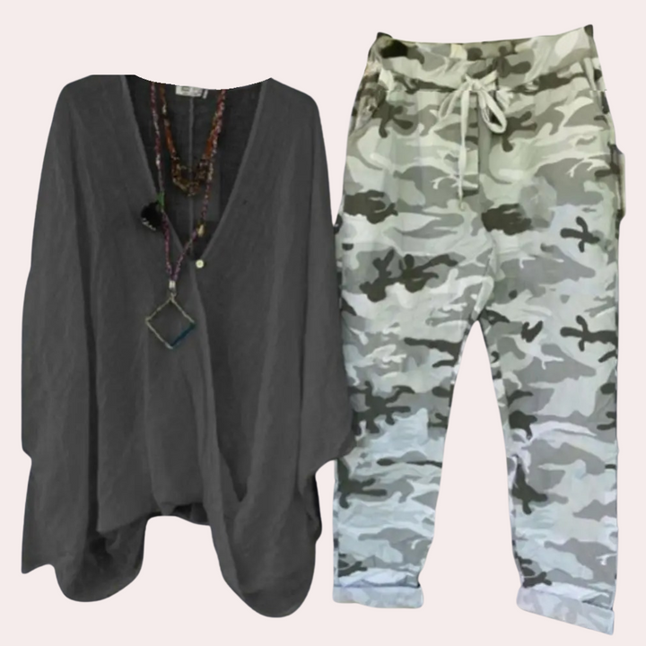 Grijze oversized blouse met V-hals en camouflage joggingbroek voor dames, casual mode, comfortabele outfit, trendy kledingstijl.