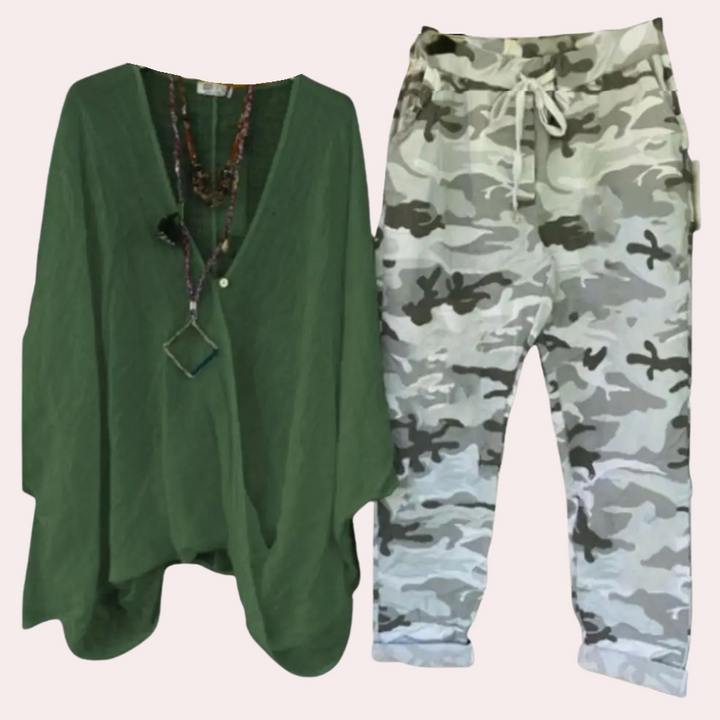Groene oversized blouse met V-hals en camouflagebroek voor dames, casual mode, comfortabele pasvorm, trendy outfit, lente-zomer kledingstijl.