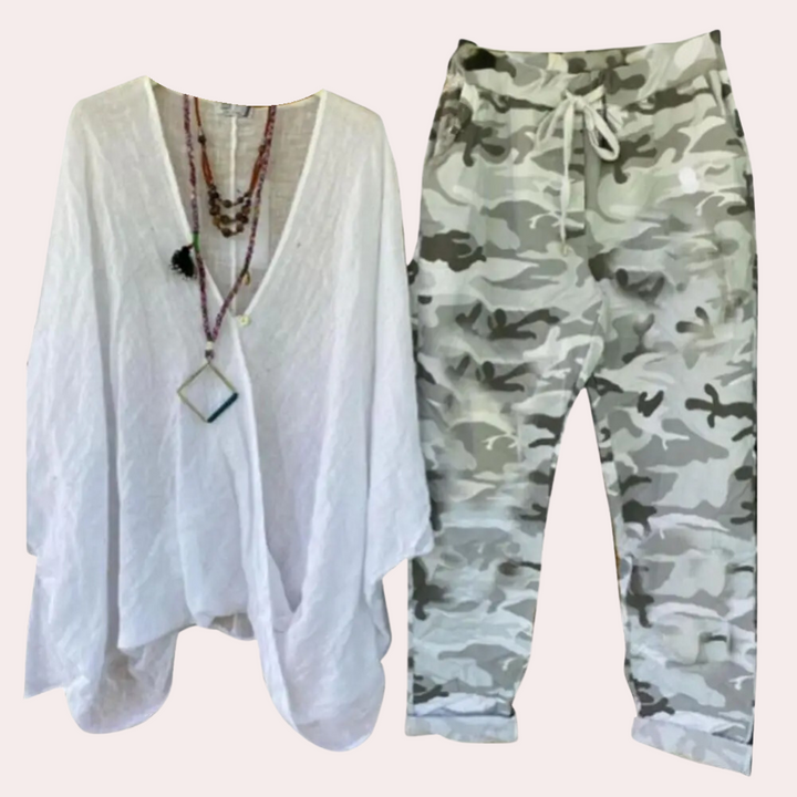 Witte oversized blouse met kettingen en camouflagebroek voor dames. Modieuze casual outfit, comfortabele pasvorm, trendy stijl.