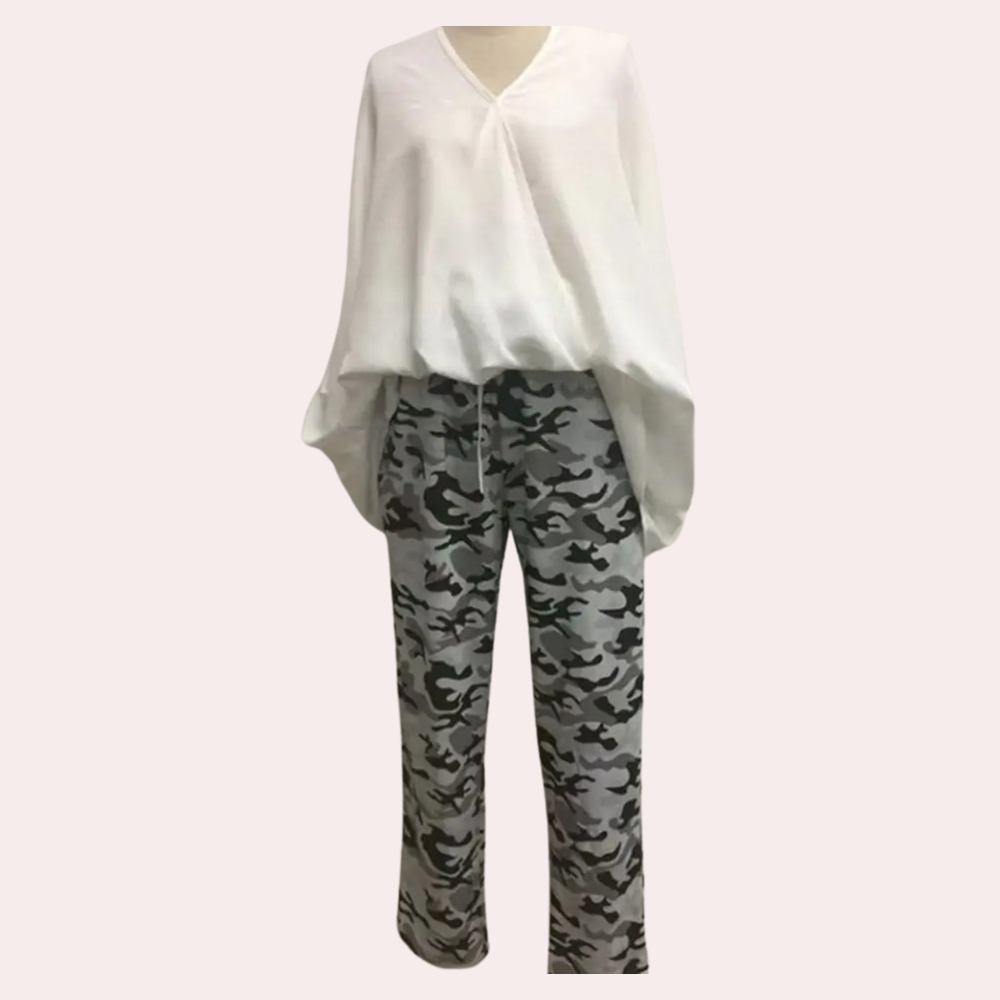 Witte oversized blouse met camouflagebroek, damesmode, casual outfit, comfortabele kleding, trendy stijl, modieuze dameskleding.