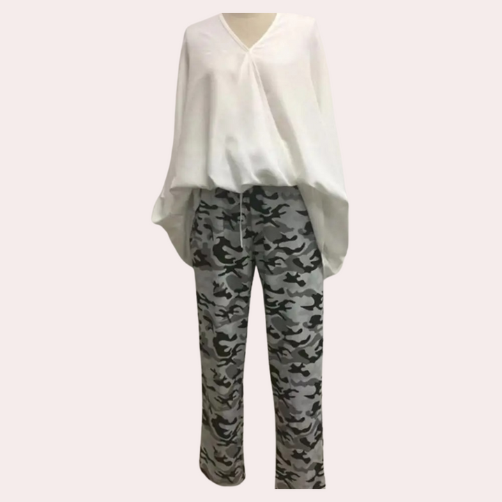 Witte oversized blouse met camouflagebroek, damesmode, casual outfit, comfortabele kleding, trendy stijl, modieuze dameskleding.
