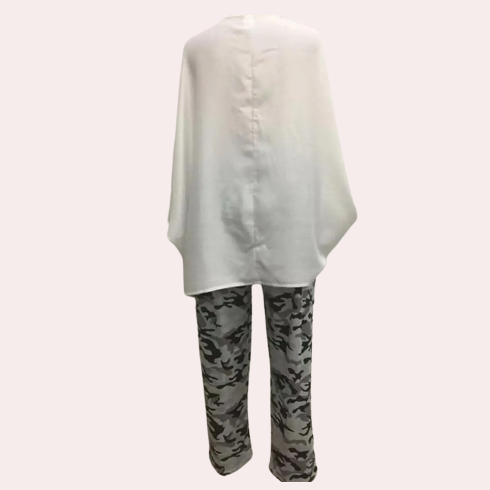 Witte oversized trui met camouflagebroek, damesmode, casual outfit, comfortabele kleding, trendy stijl, modieuze dameskleding.