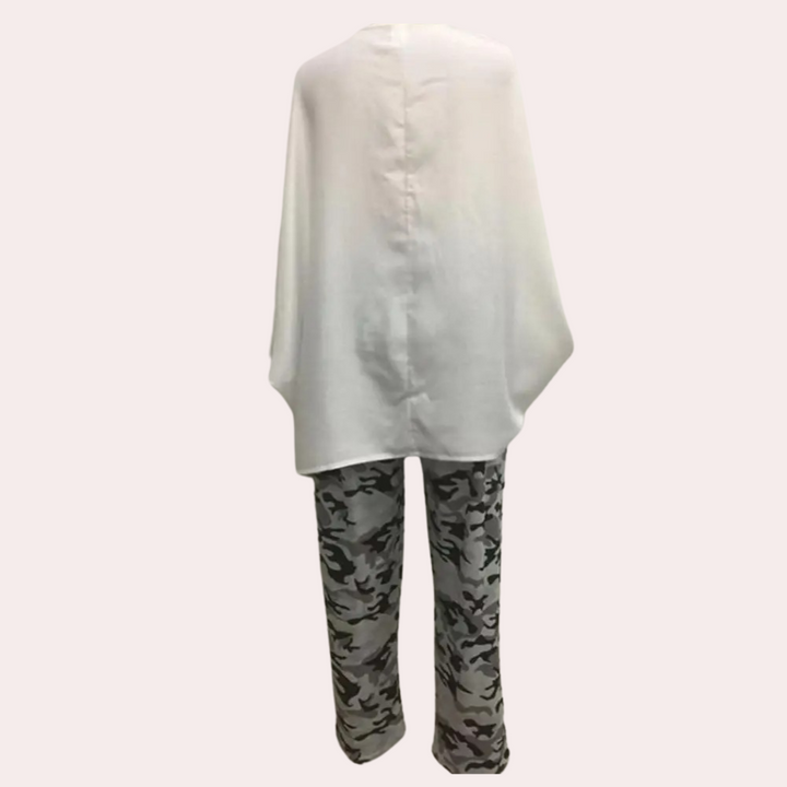Witte oversized trui met camouflagebroek, damesmode, casual outfit, comfortabele kleding, trendy stijl, modieuze dameskleding.