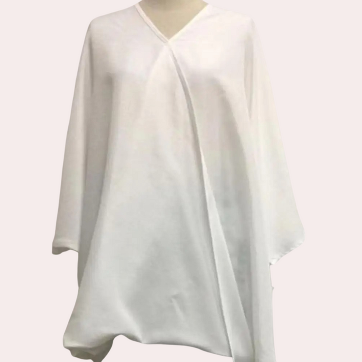 Witte asymmetrische damesjurk met lange mouwen, minimalistisch design, elegante stijl, geschikt voor formele gelegenheden en modieuze outfits.