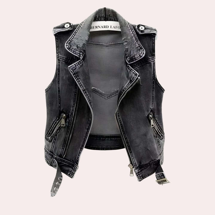 Zwarte denim motorjack zonder mouwen met ritsdetails en gesp, perfect voor een stoere en modieuze look. Ideaal voor casual en trendy outfits.