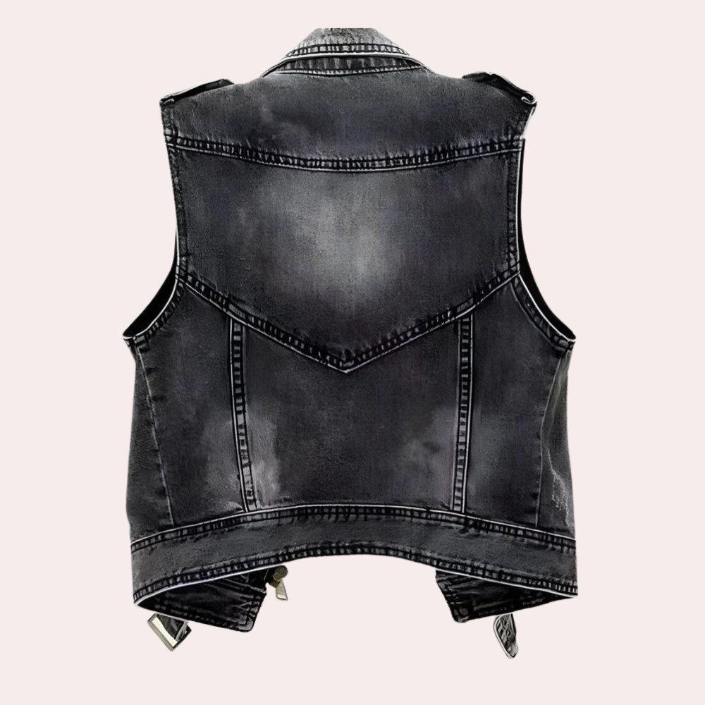 Zwarte denim spijkerjas zonder mouwen, achterkant. Vintage stijl, stoer design, perfect voor casual en modieuze outfits. Unisex kledingstuk.