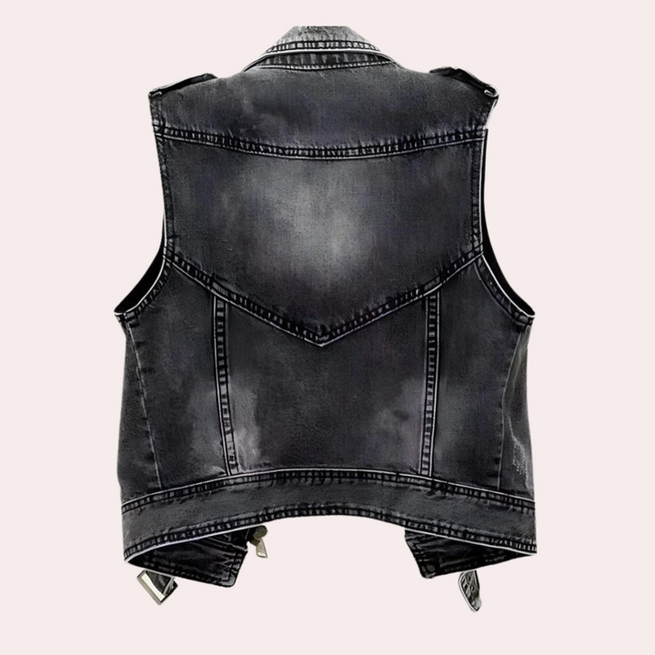 Zwarte denim spijkerjas zonder mouwen, achterkant. Vintage stijl, stoer design, perfect voor casual en modieuze outfits. Unisex kledingstuk.