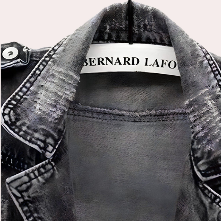 Zwarte denim jas met vintage wassing, opgehangen aan een Bernard Lafond hanger. Modieuze spijkerjas, perfect voor casual en trendy outfits.