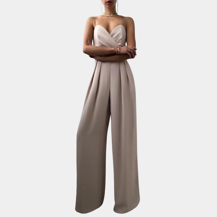 Elegante abrikooskleurige jumpsuit met hartvormige halslijn en wijde pijpen, perfect voor avondkleding of speciale gelegenheden.