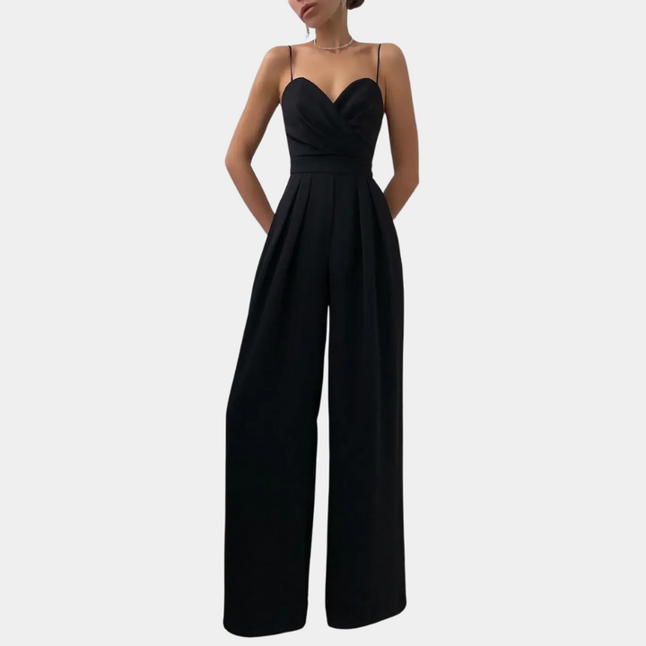 Elegante zwarte jumpsuit met spaghetti bandjes en geplooide broek, ideaal voor avondkleding. Stijlvolle damesmode, trendy en verfijnd ontwerp.