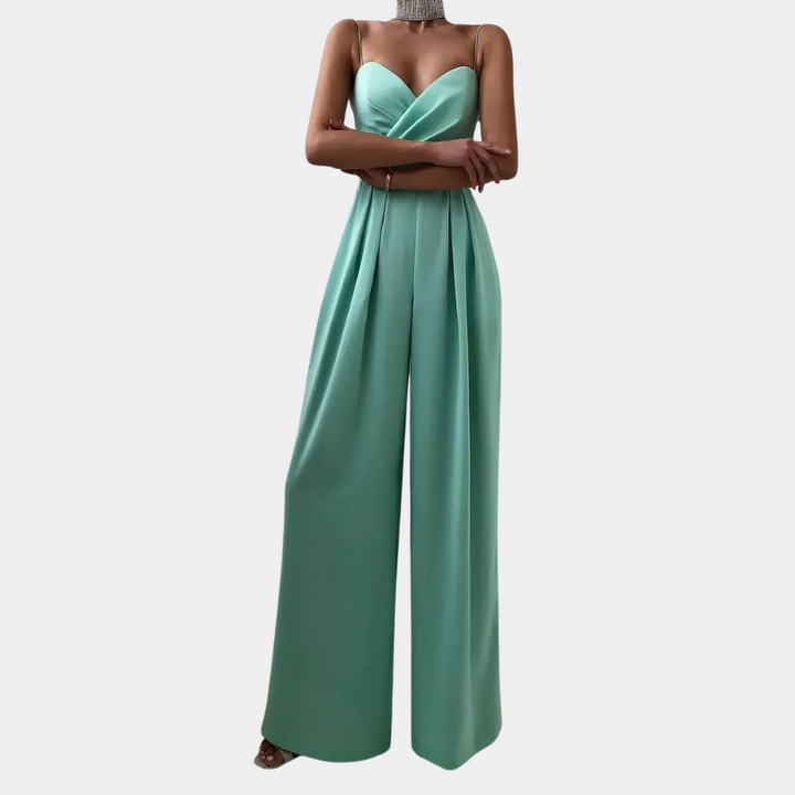 Groene dames jumpsuit met spaghetti bandjes en geplooide broek, elegante avondkleding, modieuze outfit voor speciale gelegenheden.